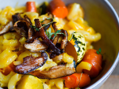 Macaroni au fromage aux légumes-racines et champignons fumés
